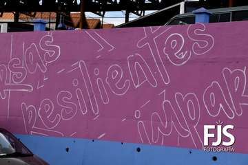  Mural y banderolas violetas en Telde por el 8-M/Francisco Javier Santana.